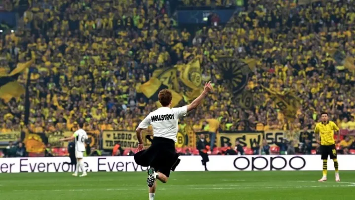 Фаны Меллстроя выбежали на поле во время финала Лиги Чемпионов